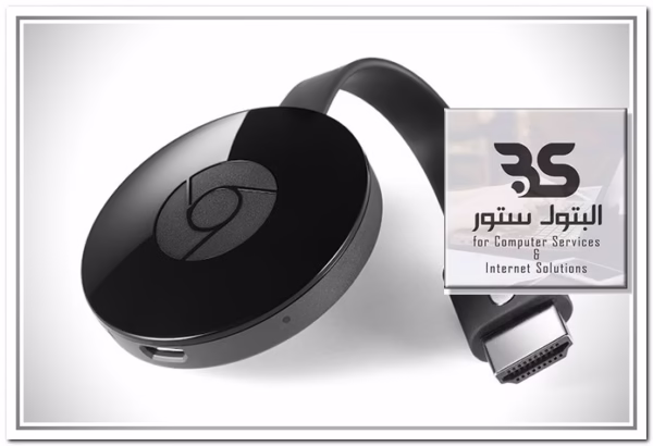 جهاز Chrome Cast أسود أنيق بجانب شعار البتول ستور لحلول الكمبيوتر والإنترنت. مثالي لبث المحتوى بسلاسة على شاشتك! البتول ستور