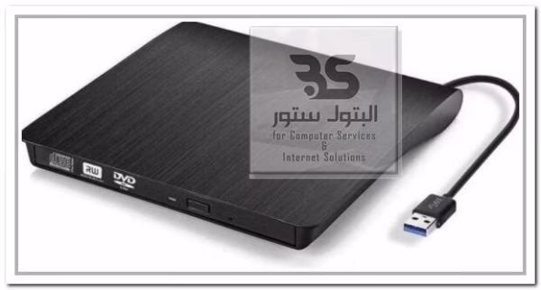 محرك أقراص CD/DVD خارجي USB أنيق باللون الأسود، مثالي لنسخ وتشغيل الأقراص بسهولة على جهاز الكمبيوتر المحمول أو المكتبي. البتول ستور